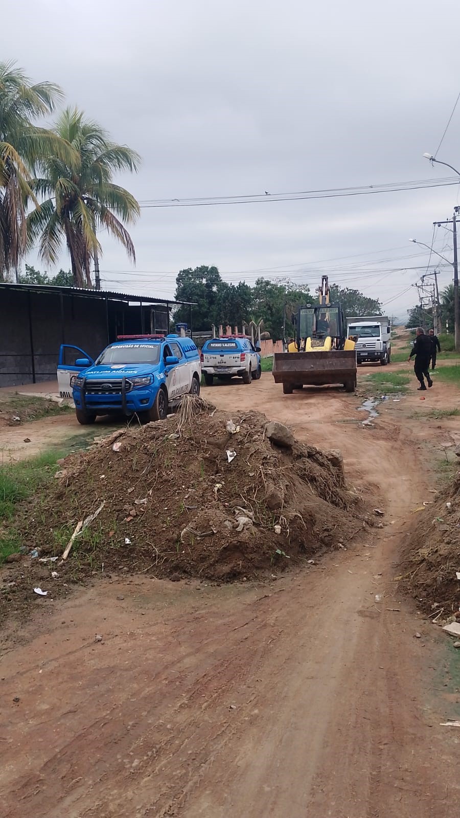 PMs do 7º BPM retiram 12 toneladas de barricadas de vias na Comunidade do Brejal